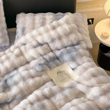 Load image into Gallery viewer, Sculpted Faux Fur Quilt Cover set