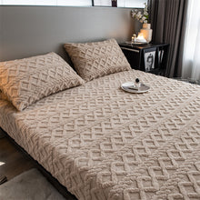 Load image into Gallery viewer, Pineapple Fleece Fitted Sheet - Camel