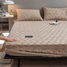 Load image into Gallery viewer, Pineapple Fleece Fitted Sheet - Camel
