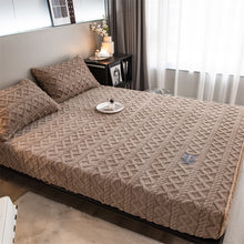 Load image into Gallery viewer, Pineapple Fleece Fitted Sheet - Coffee