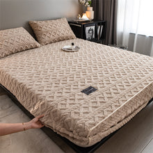 Load image into Gallery viewer, Pineapple Fleece Fitted Sheet - Camel
