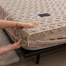 Load image into Gallery viewer, Pineapple Fleece Fitted Sheet - Camel