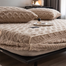 Load image into Gallery viewer, Pineapple Fleece Fitted Sheet - Camel