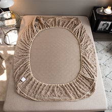 Load image into Gallery viewer, Pineapple Fleece Fitted Sheet - Camel