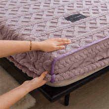 Load image into Gallery viewer, Pineapple Fleece Fitted Sheet - Purple