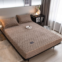 Load image into Gallery viewer, Pineapple Fleece Fitted Sheet - Coffee