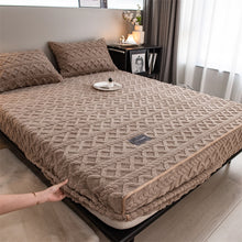 Load image into Gallery viewer, Pineapple Fleece Fitted Sheet - Coffee