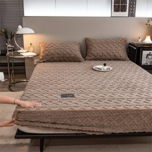 Load image into Gallery viewer, Pineapple Fleece Fitted Sheet - Coffee